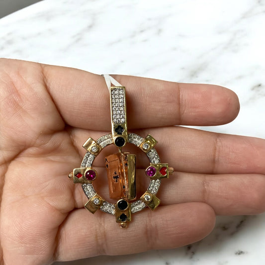 18K Three Colour Gold Circle With Center Playing Cards Pendant With White/Fucshia/Black Zircons / 15.5gr