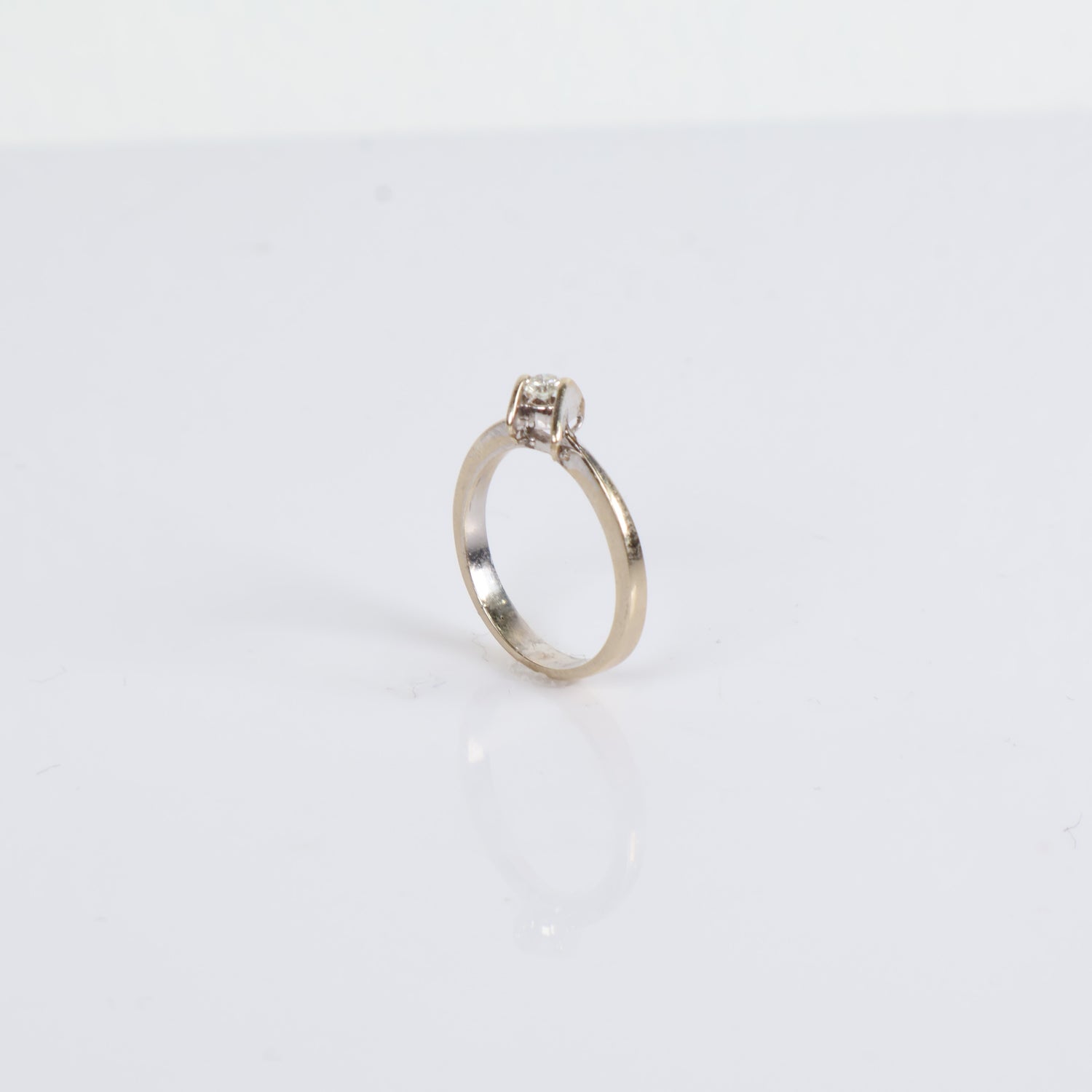 Women Engagement Ring 14K White Gold Round Diamond / 2.6gr / Size 6