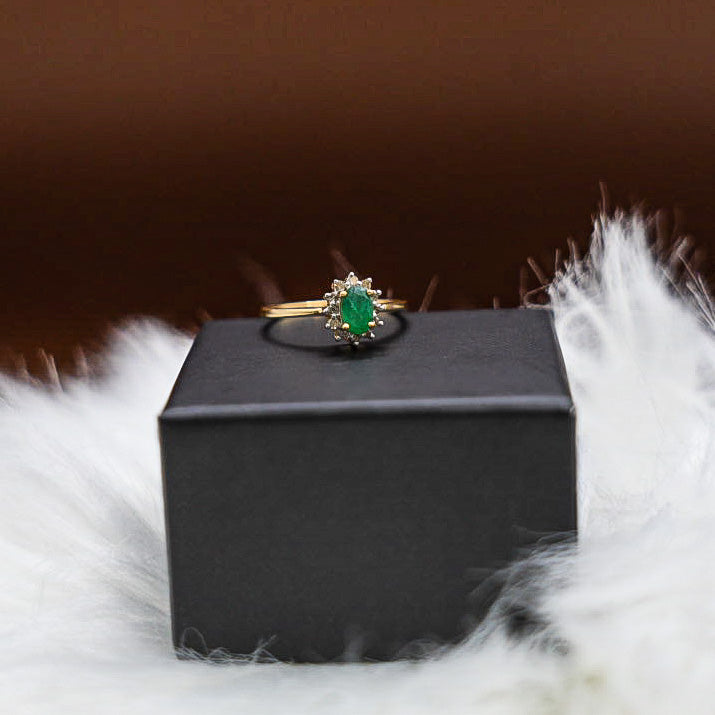 Emerald Ring 14K Yellow Gold With Diamonds / 2gr / Size 7