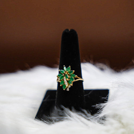 Emerald Flower Ring 14K Yellow Gold With Diamonds / 3.1gr / Size 9.5