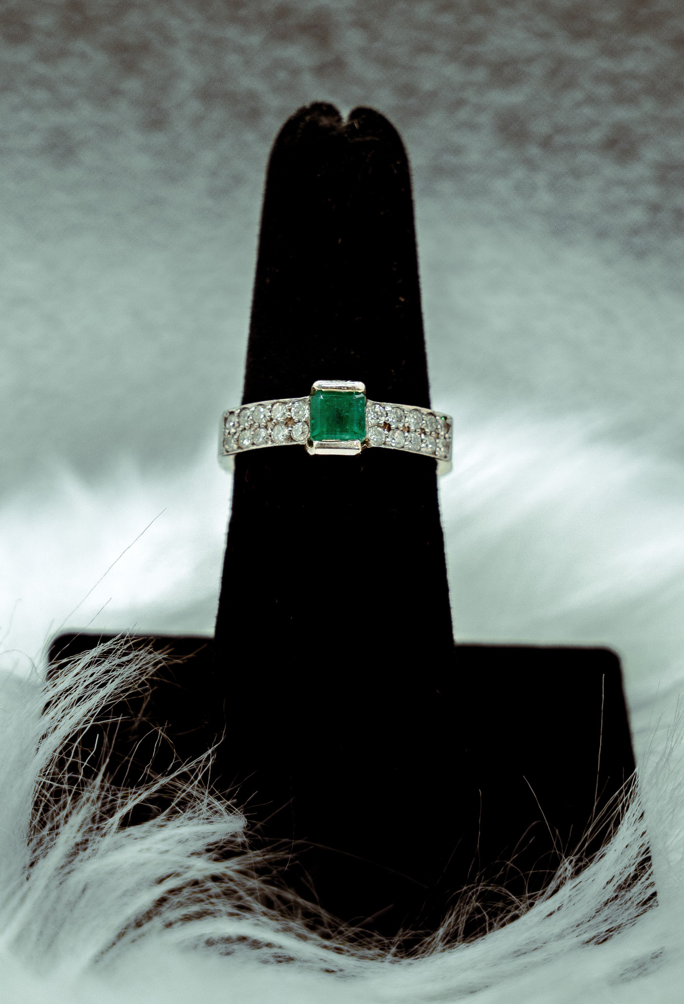 Diamonds Ring 14K White Gold With Emerald / 4gr / Size 6.5
