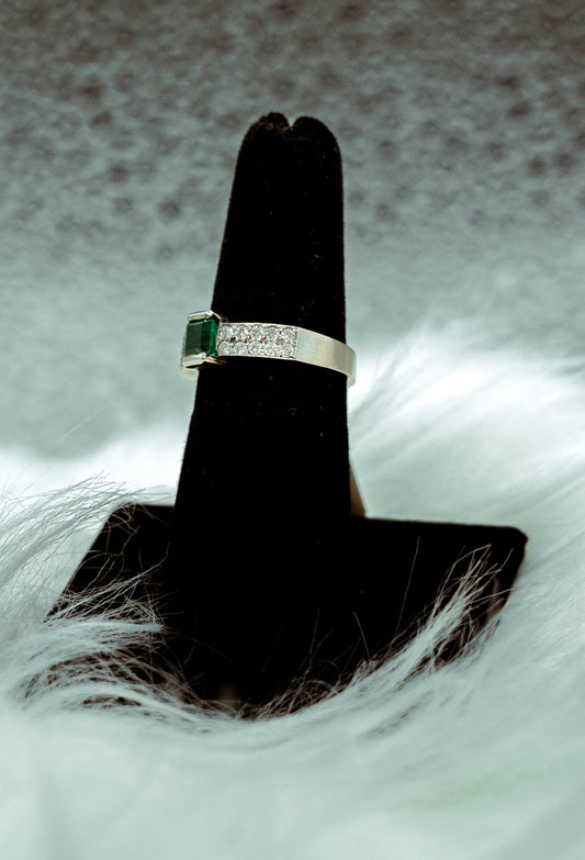 Diamonds Ring 14K White Gold With Emerald / 4gr / Size 6.5