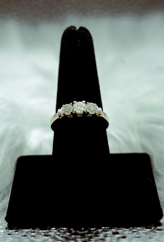 Diamonds Trio Engagement Ring 14K White Gold / 4.2gr / Size 8.5