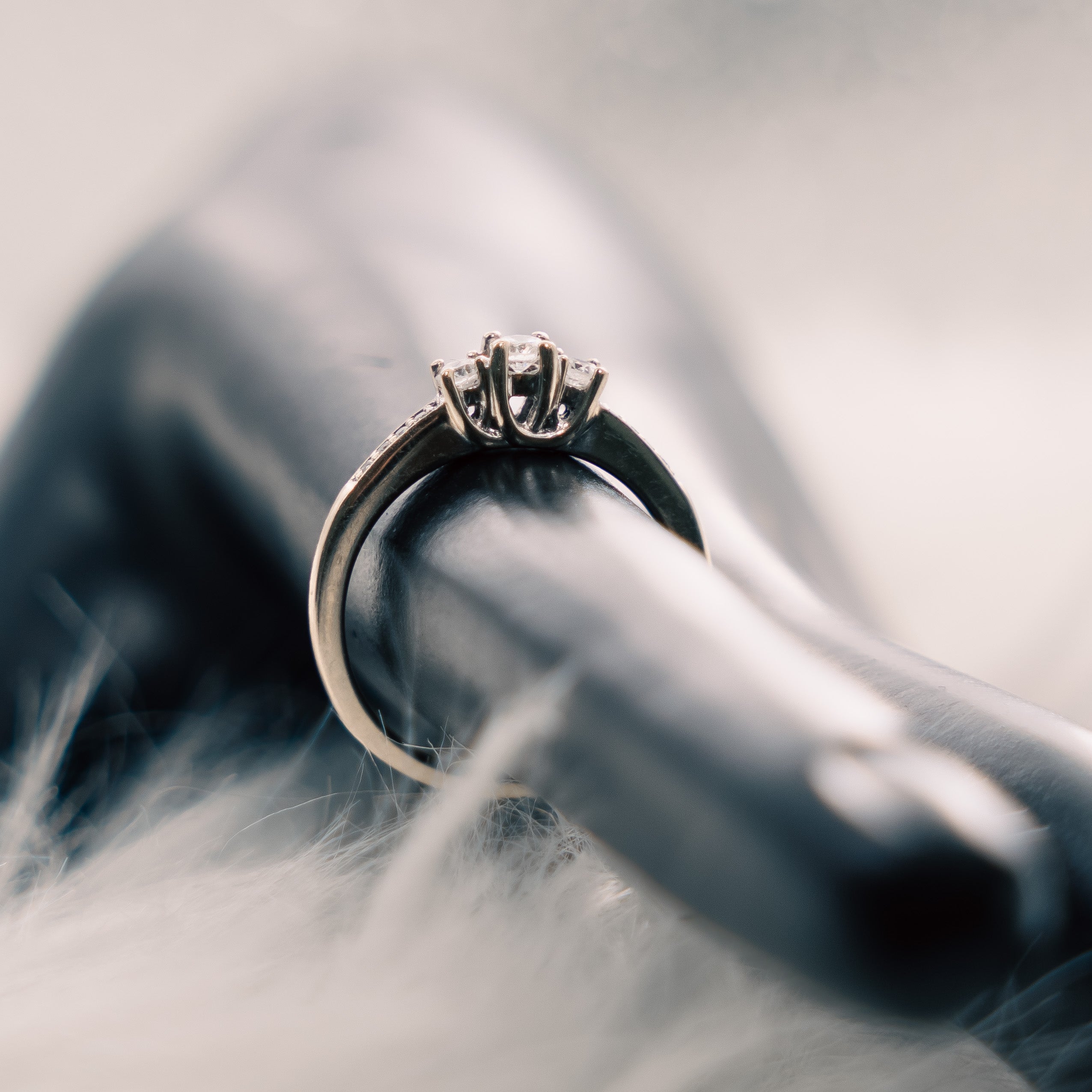 Diamonds Round Engagement Ring 14K White Gold / 3.1gr / Size 7