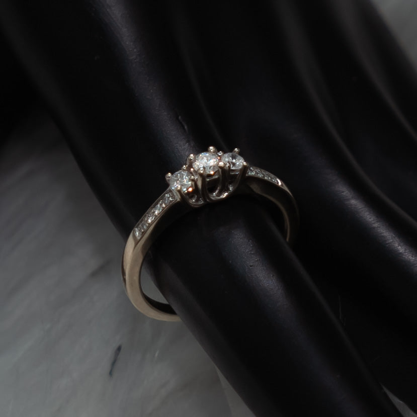 Diamonds Round Engagement Ring 14K White Gold / 3.1gr / Size 7