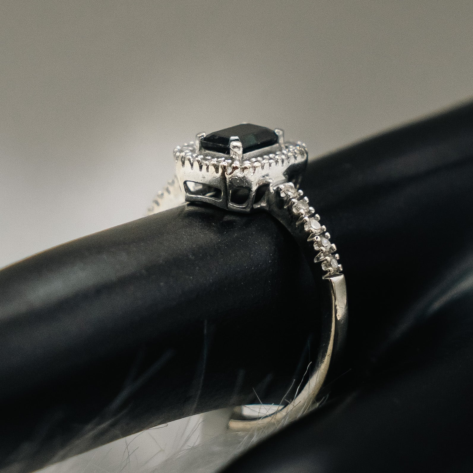Black Diamonds Engagement Ring 14K White Gold / 2.6gr / Size 7