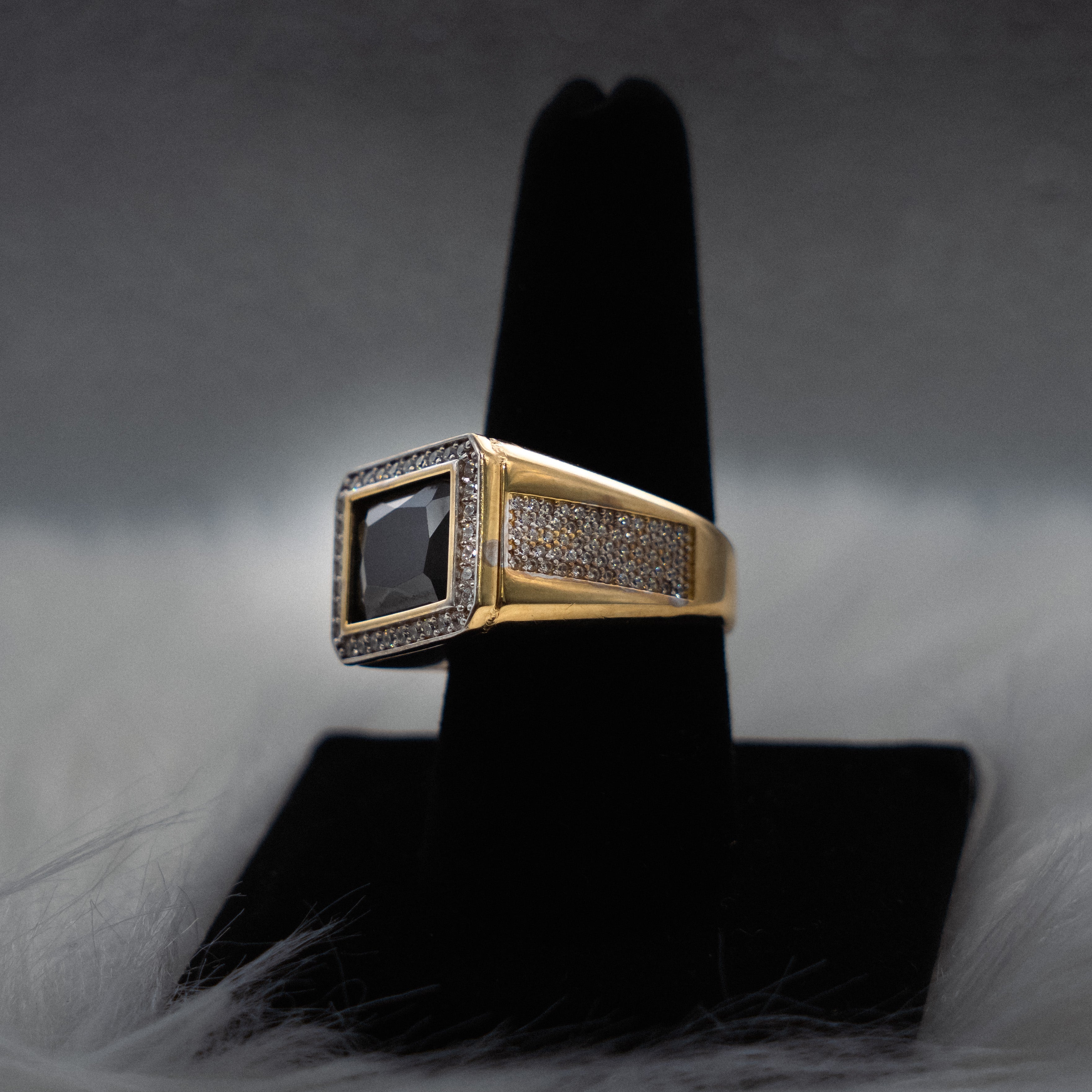 Black Stone Ring 10K Yellow Gold With Zirconia / 10.4gr / Size 10