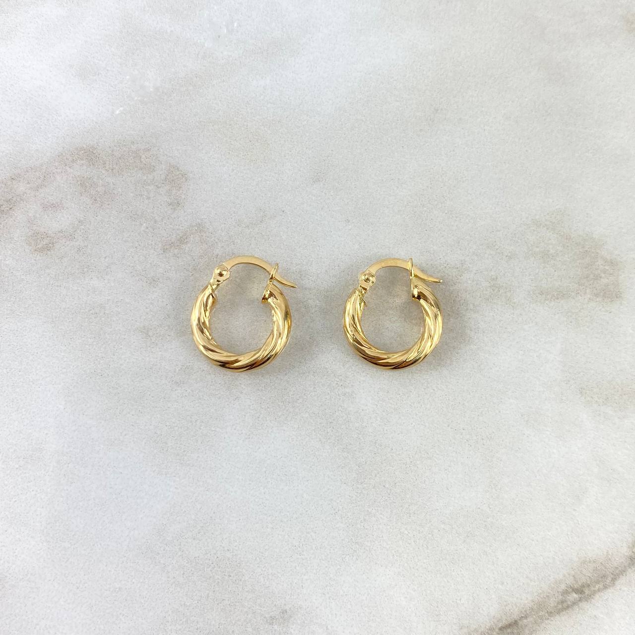 18K Yellow Gold Mary Braided Hoop Earrings 1.25gr / 0.55in